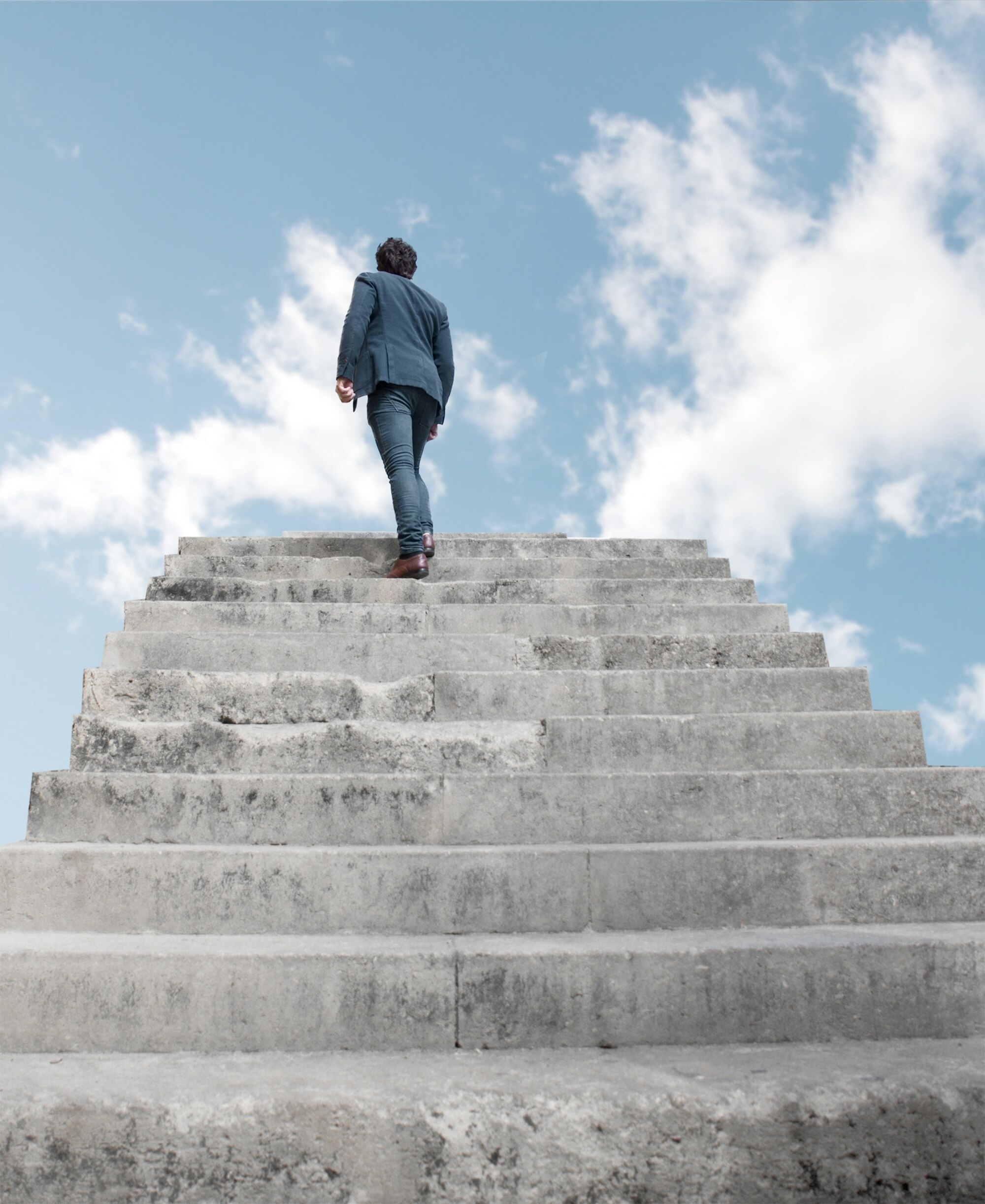 Persona subiendo escaleras hacia el éxito