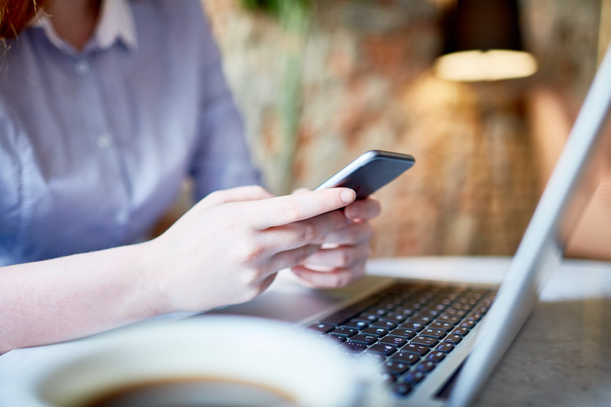 Persona trabajando con dispositivos móviles